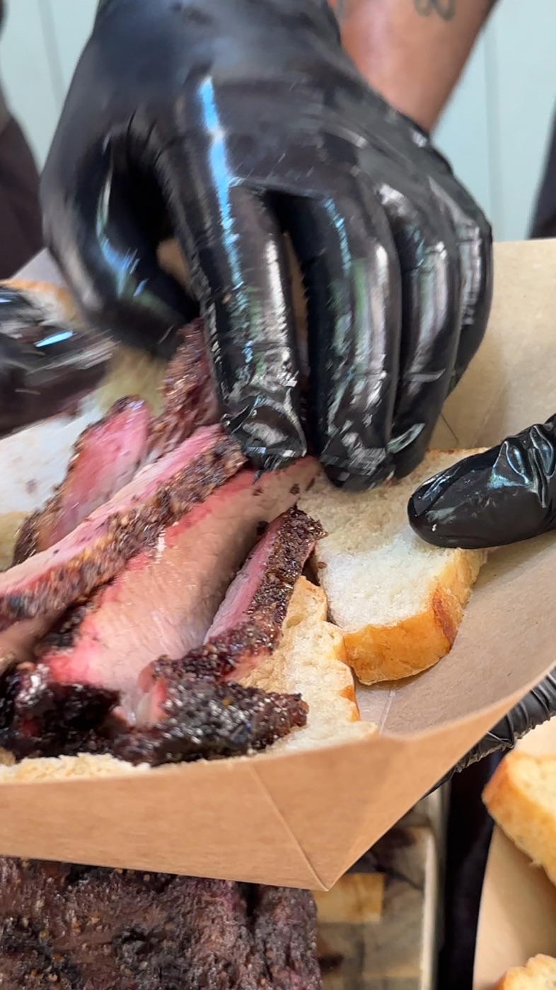 Détail d'un brisket tranché dans un plateau de service
