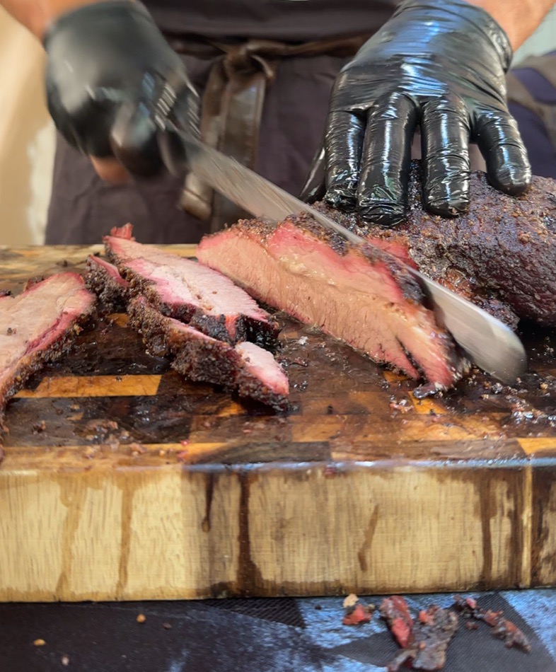 Découpe minute d'un brisket fumé