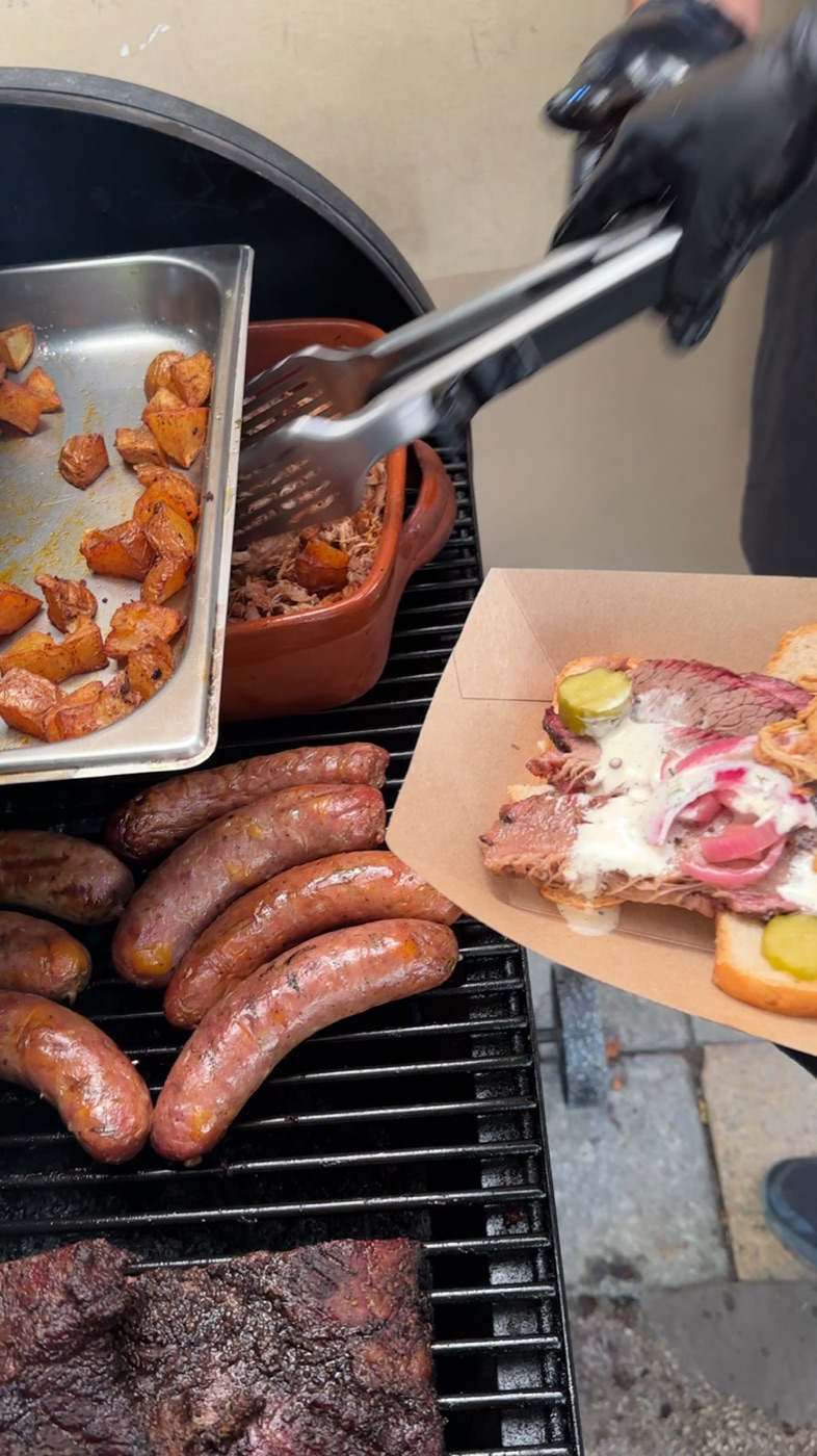 Saucisses, brisket et accompagnements sur le grill Yankees BBQ