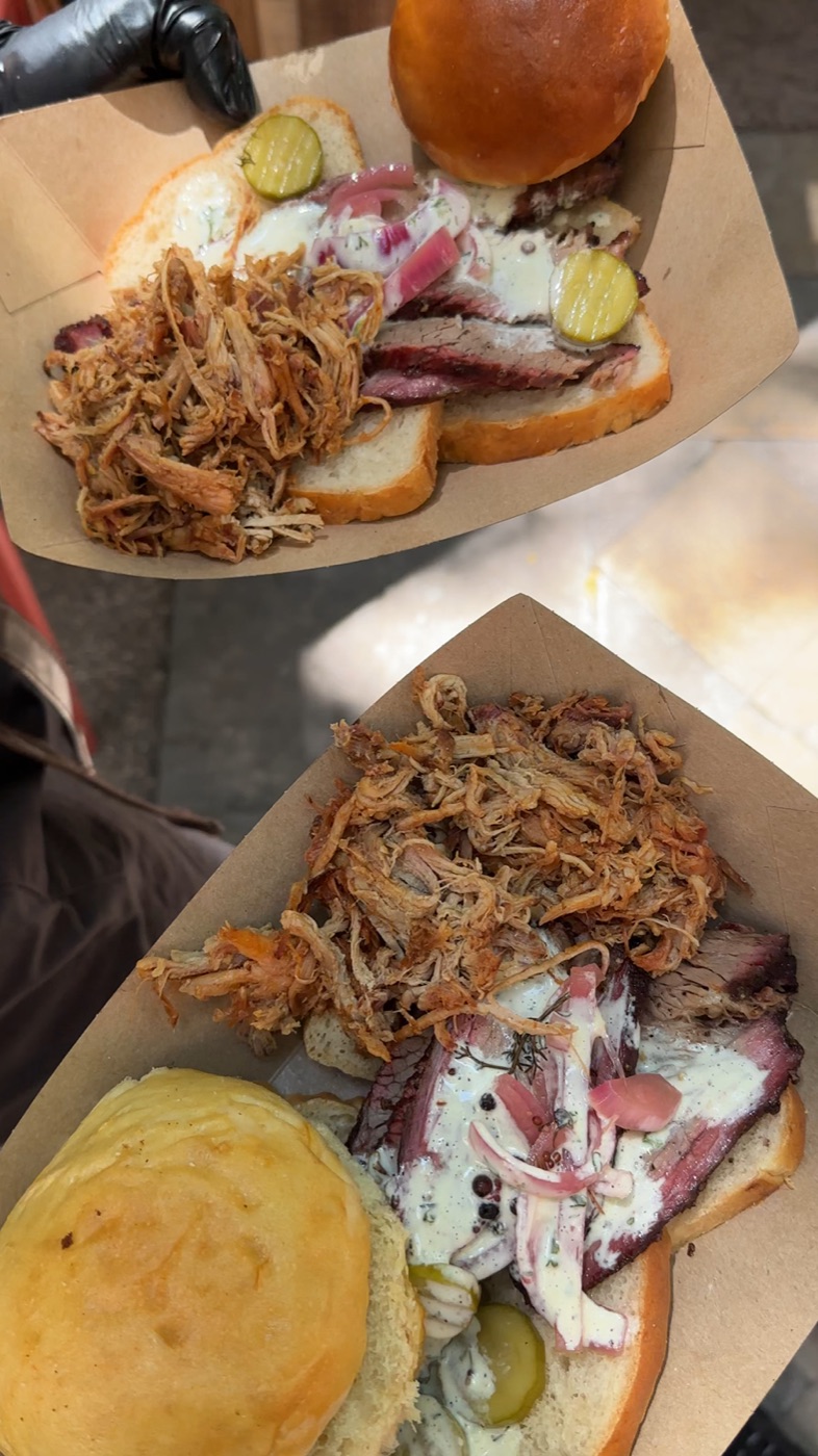 Deux plateaux de sandwichs brisket et pulled pork prêts à servir