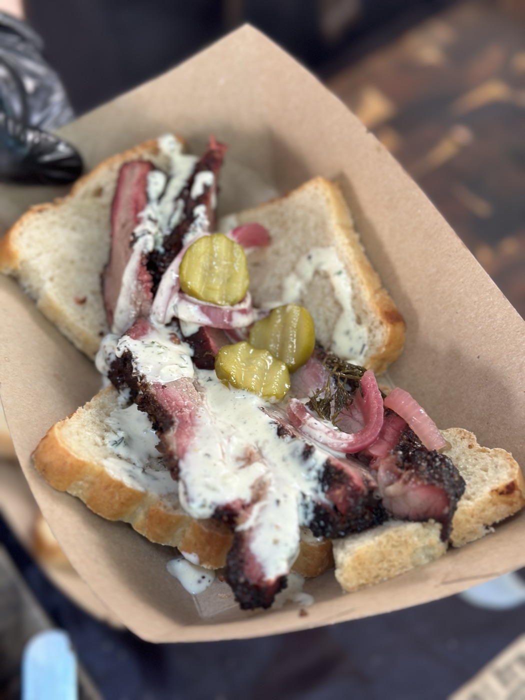 Sandwich brisket, pickles et sauce fermentée maison