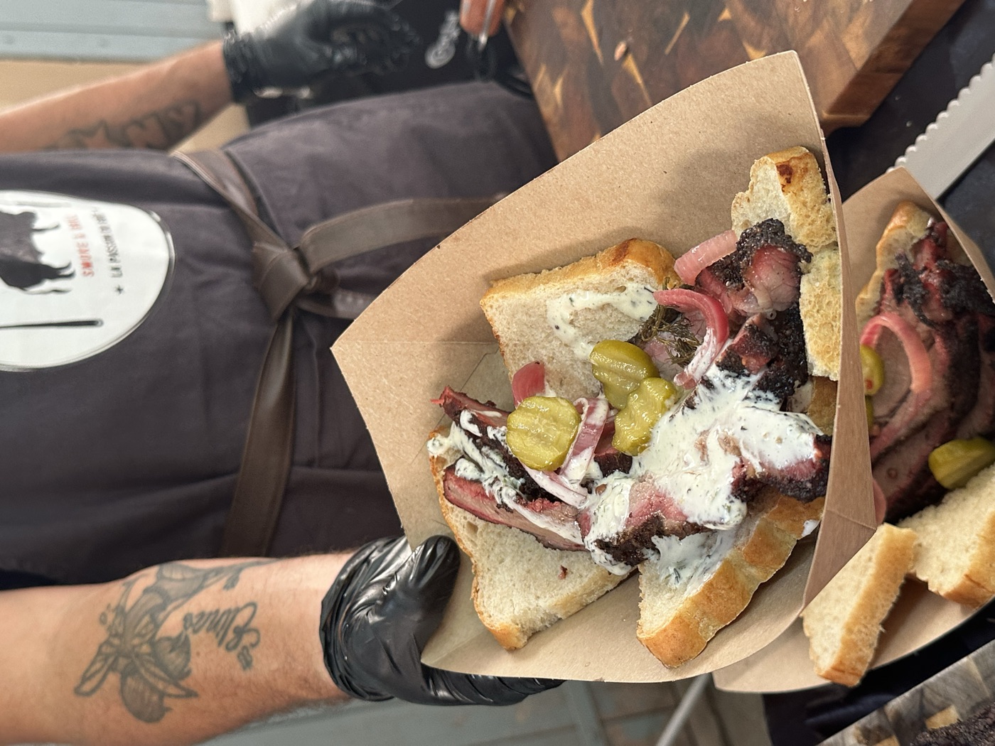 Sandwich brisket servi lors d'un événement Yankees BBQ