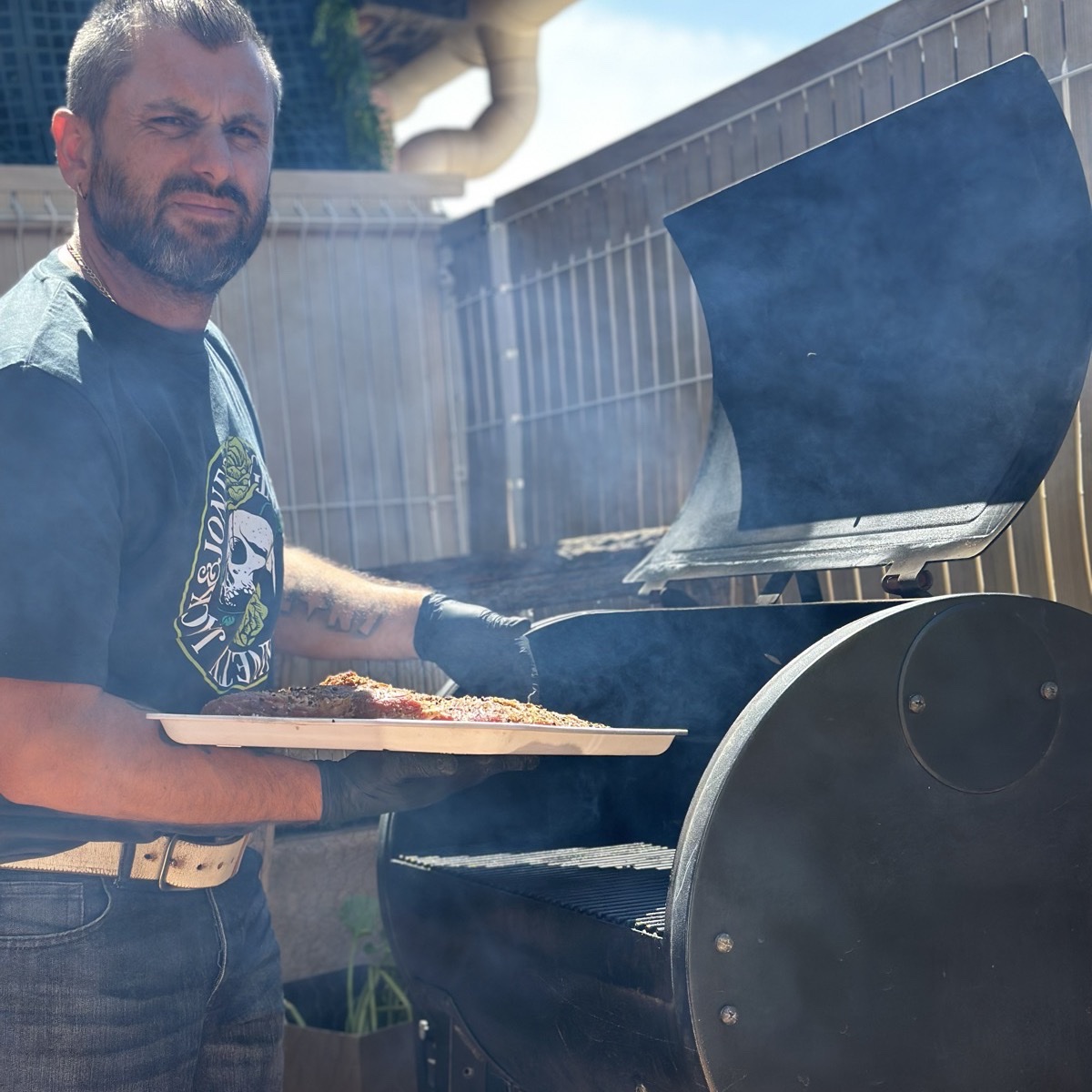Stef, associé de Yankees BBQ, au fumoir